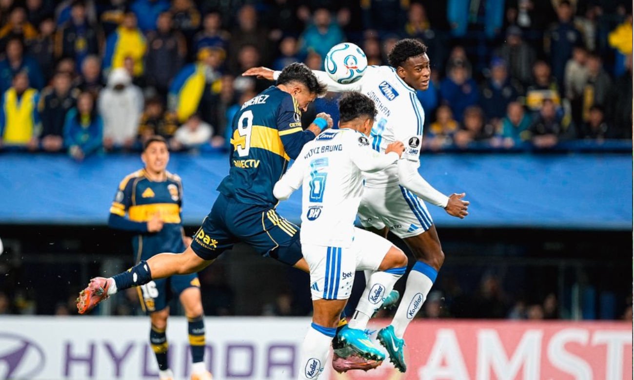 Jugadores de Boca y Cruzeiro disputan una pelota durante un partido de Copa Libertadores en La Bombonera. Foto de archivo.