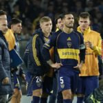 Jugadores de Boca Juniors se retiran del campo de juego tras la eliminación en la Copa Libertadores.