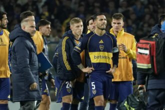Jugadores de Boca Juniors se retiran del campo de juego tras la eliminación en la Copa Libertadores.