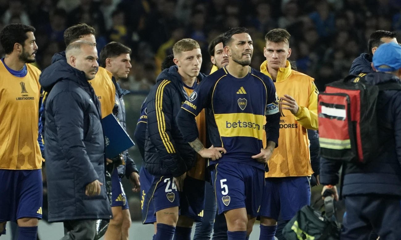 Jugadores de Boca Juniors se retiran del campo de juego tras la eliminación en la Copa Libertadores.