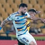 Jugadores de Boca Juniors disputan un partido bajo intensa lluvia en un campo de juego afectado por las condiciones climáticas. Foto de archivo.
