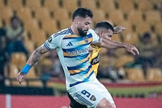Jugadores de Boca Juniors disputan un partido bajo intensa lluvia en un campo de juego afectado por las condiciones climáticas. Foto de archivo.