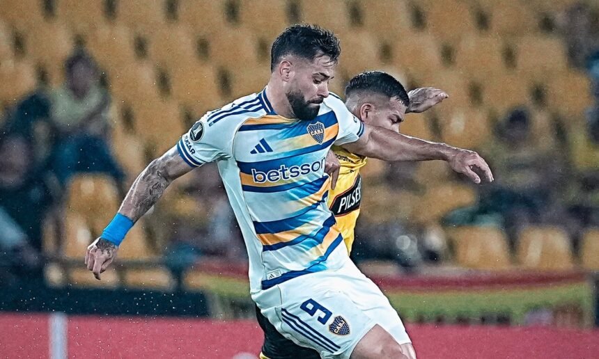 Jugadores de Boca Juniors disputan un partido bajo intensa lluvia en un campo de juego afectado por las condiciones climáticas. Foto de archivo.