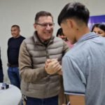 El senador provincial Rodrigo Borla junto a estudiantes de comunidades originarias que accederán a becas del programa Trayectorias Educativas Interculturales en el departamento San Justo.