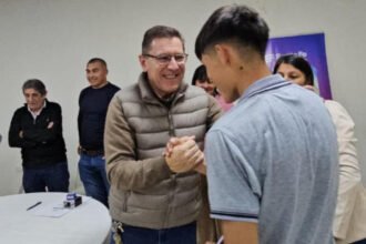 El senador provincial Rodrigo Borla junto a estudiantes de comunidades originarias que accederán a becas del programa Trayectorias Educativas Interculturales en el departamento San Justo.