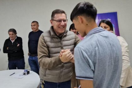 El senador provincial Rodrigo Borla junto a estudiantes de comunidades originarias que accederán a becas del programa Trayectorias Educativas Interculturales en el departamento San Justo.
