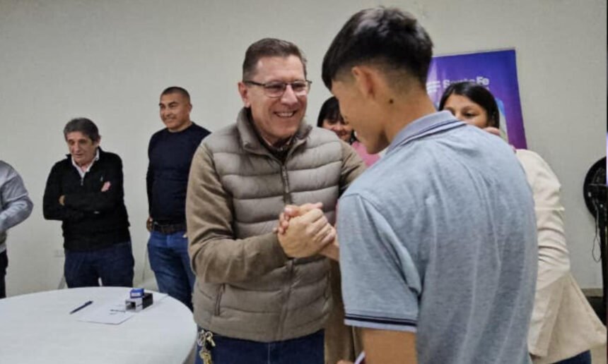 El senador provincial Rodrigo Borla junto a estudiantes de comunidades originarias que accederán a becas del programa Trayectorias Educativas Interculturales en el departamento San Justo.