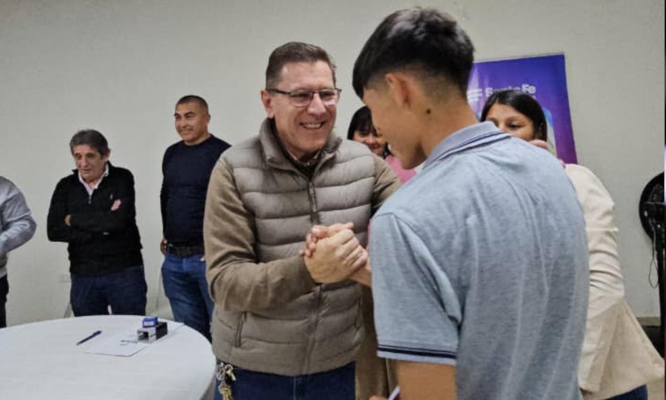 El senador provincial Rodrigo Borla junto a estudiantes de comunidades originarias que accederán a becas del programa Trayectorias Educativas Interculturales en el departamento San Justo.
