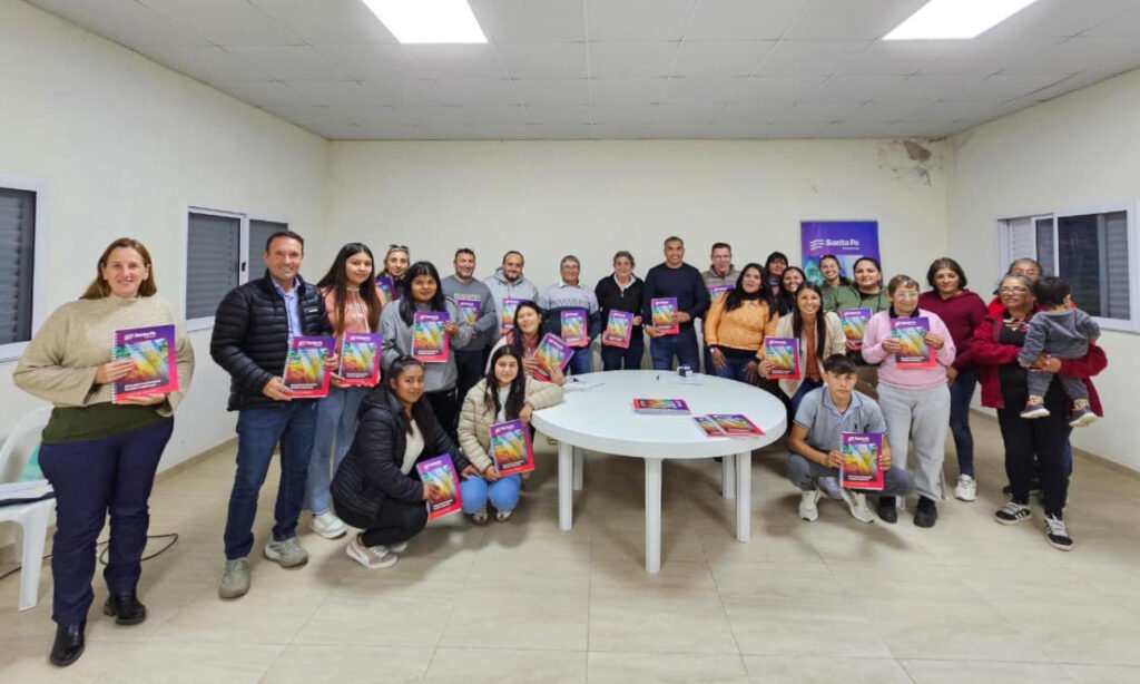 Autoridades provinciales y representantes de comunidades originarias durante la firma del convenio educativo en el departamento San Justo.