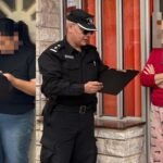 Personal policial notifica a un adulto responsable en el marco de las intimaciones por amenazas en establecimientos educativos.