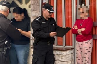 Personal policial notifica a un adulto responsable en el marco de las intimaciones por amenazas en establecimientos educativos.