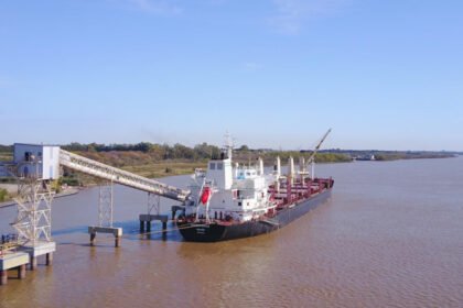 Buque de carga amarrado en una terminal portuaria mientras se realizan controles y tareas operativas. Foto de archivo.