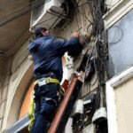 Trabajos de retiro y reordenamiento de cableado aéreo en la peatonal San Martín de la ciudad de Santa Fe. Foto de archivo.