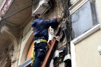 Trabajos de retiro y reordenamiento de cableado aéreo en la peatonal San Martín de la ciudad de Santa Fe. Foto de archivo.