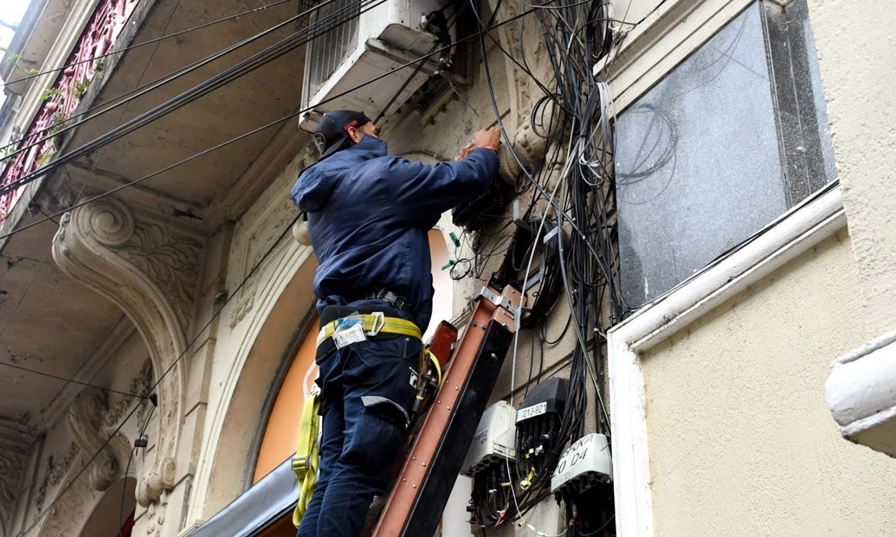 Trabajos de retiro y reordenamiento de cableado aéreo en la peatonal San Martín de la ciudad de Santa Fe. Foto de archivo.