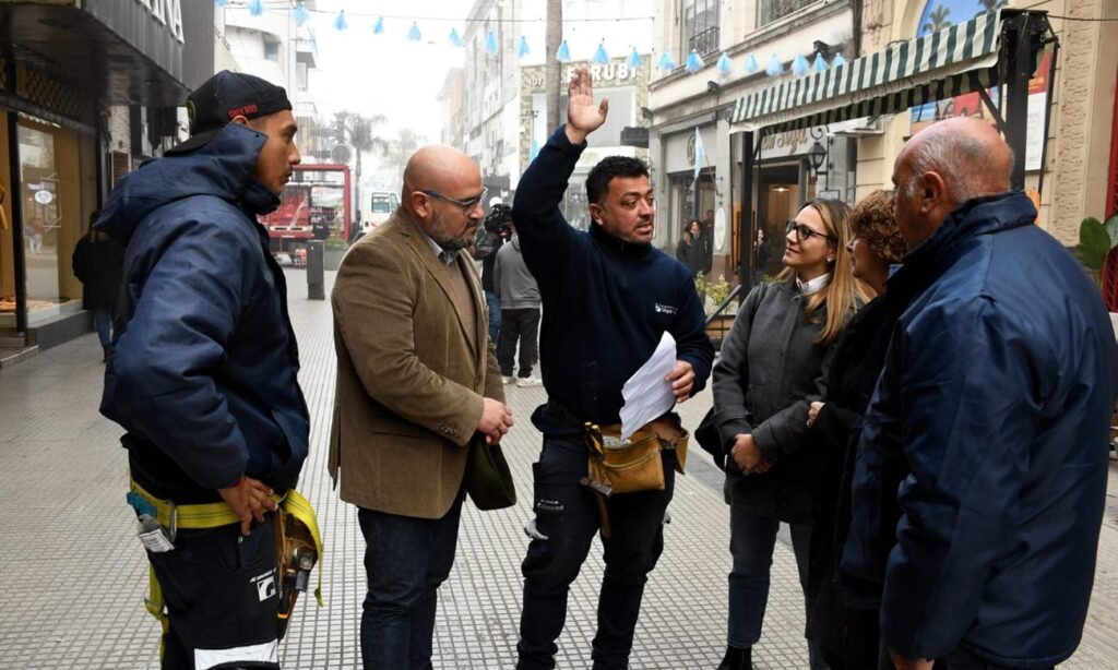 Carlos Suárez junto a operarios durante los trabajos de retiro y reordenamiento de cableado aéreo en la peatonal San Martín de Santa Fe. Foto de archivo.