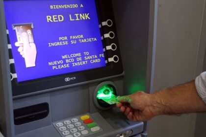Un cajero automático de la Red Link, utilizado por usuarios para realizar extracciones, consultas y operaciones bancarias en distintos puntos del país.