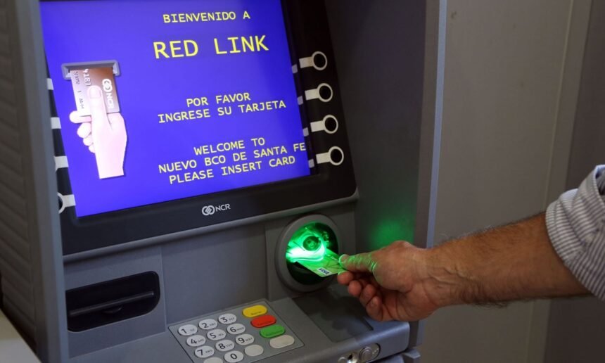 Un cajero automático de la Red Link, utilizado por usuarios para realizar extracciones, consultas y operaciones bancarias en distintos puntos del país.