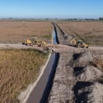 Trabajos de limpieza y acondicionamiento de canales forman parte del plan provincial para reducir el riesgo hídrico y mejorar el drenaje ante lluvias intensas.