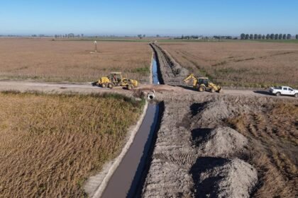 Trabajos de limpieza y acondicionamiento de canales forman parte del plan provincial para reducir el riesgo hídrico y mejorar el drenaje ante lluvias intensas.