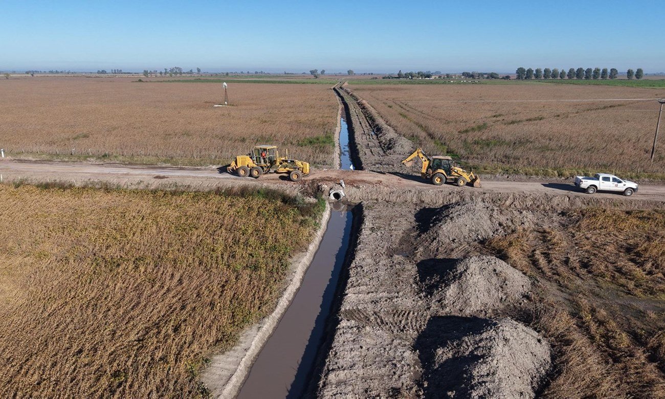 Trabajos de limpieza y acondicionamiento de canales forman parte del plan provincial para reducir el riesgo hídrico y mejorar el drenaje ante lluvias intensas.