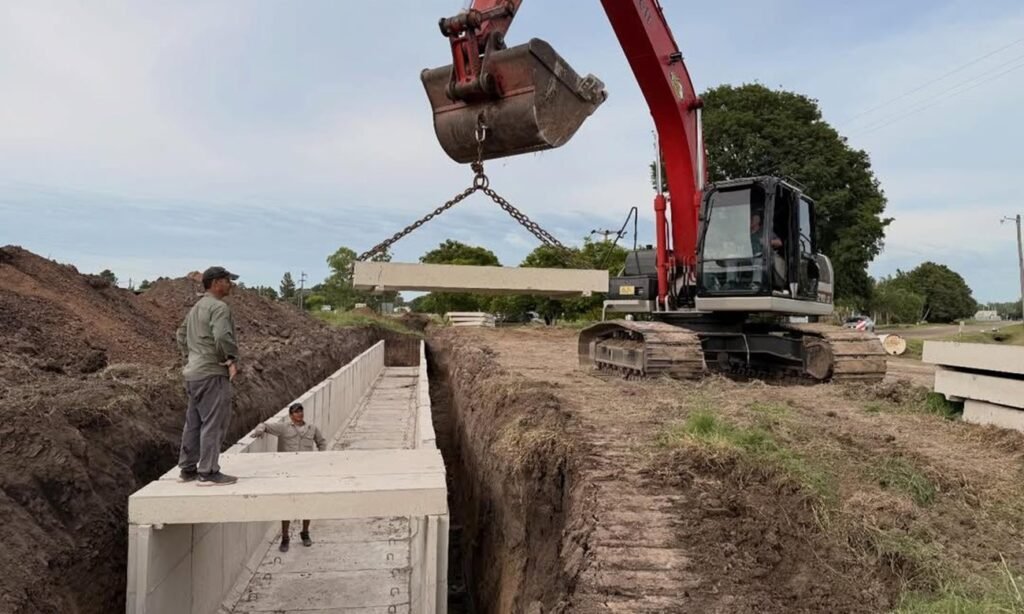Las obras hídricas buscan mejorar el drenaje del agua y reducir el riesgo de anegamientos en distintas localidades santafesinas.