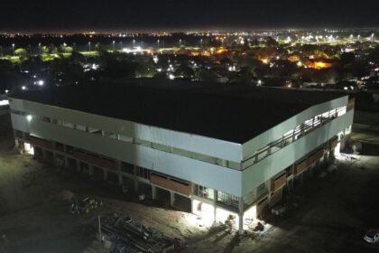 Vista aérea del nuevo Estadio Multipropósito del CARD, una de las principales obras deportivas que se ejecutan en la ciudad de Santa Fe.