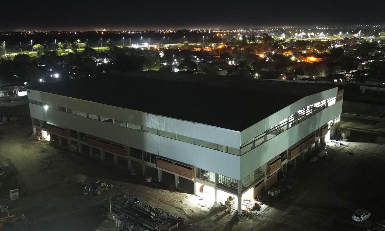 Vista aérea del nuevo Estadio Multipropósito del CARD, una de las principales obras deportivas que se ejecutan en la ciudad de Santa Fe.