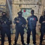Personal de la PDI durante un operativo realizado en una vivienda de la localidad de Centeno en el marco de una investigación judicial por tentativa de homicidio.