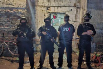 Personal de la PDI durante un operativo realizado en una vivienda de la localidad de Centeno en el marco de una investigación judicial por tentativa de homicidio.