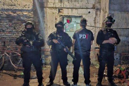 Personal de la PDI durante un operativo realizado en una vivienda de la localidad de Centeno en el marco de una investigación judicial por tentativa de homicidio.