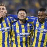 Jugadores de Rosario Central celebran uno de los goles en una noche clave de Copa Libertadores en el Gigante de Arroyito.
