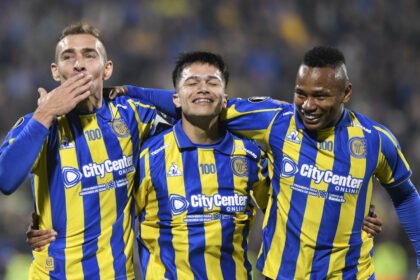Jugadores de Rosario Central celebran uno de los goles en una noche clave de Copa Libertadores en el Gigante de Arroyito.