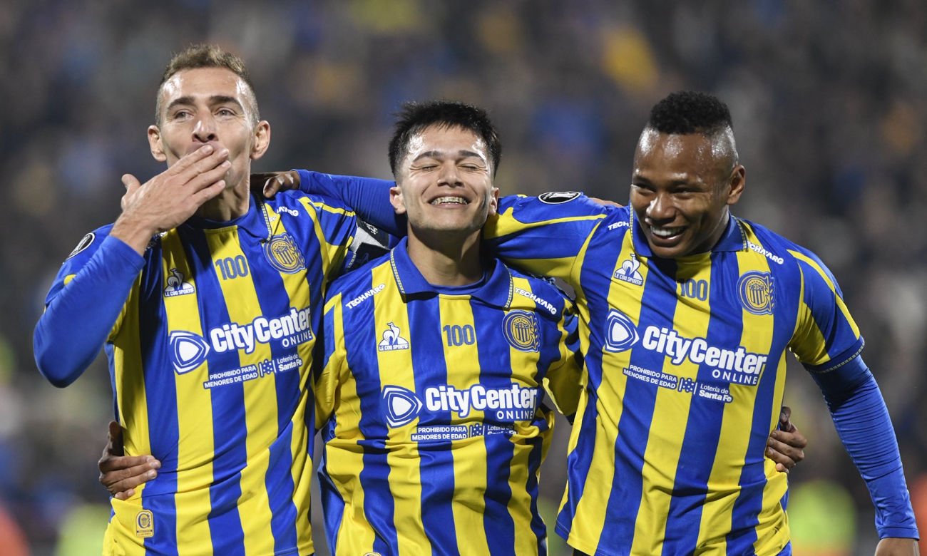 Jugadores de Rosario Central celebran uno de los goles en una noche clave de Copa Libertadores en el Gigante de Arroyito.