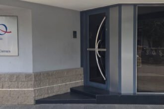 Peritos policiales realizaron tareas en el interior de la clínica odontológica donde una bala perdida atravesó el techo de uno de los consultorios. Foto de archivo.