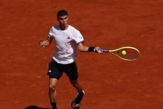Juan Manuel Cerúndolo durante un partido del circuito profesional de tenis sobre superficie de polvo de ladrillo. Foto: archivo.