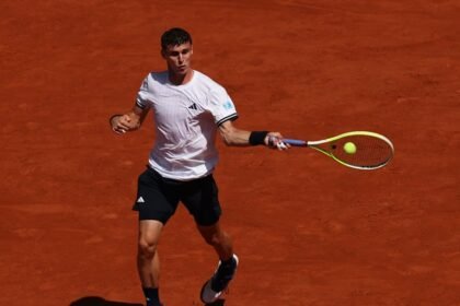 Juan Manuel Cerúndolo durante un partido del circuito profesional de tenis sobre superficie de polvo de ladrillo. Foto: archivo.