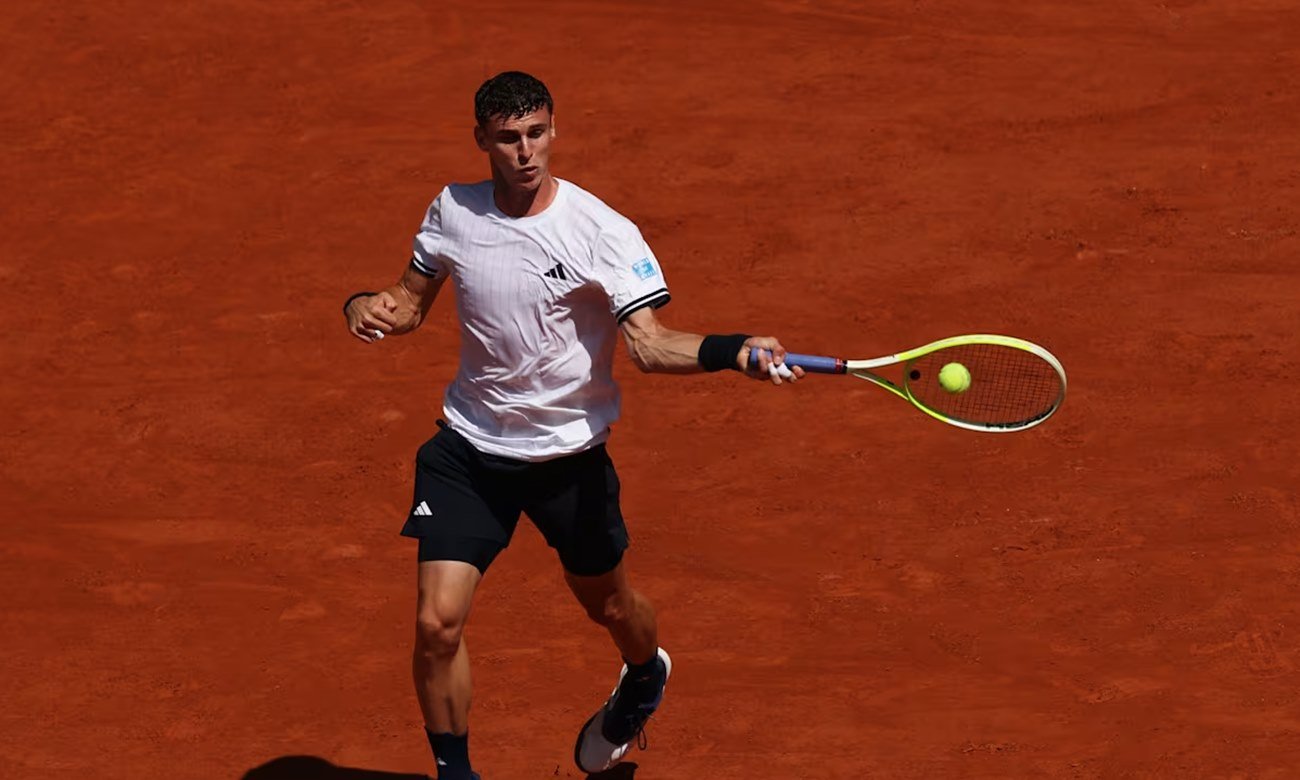 Juan Manuel Cerúndolo durante un partido del circuito profesional de tenis sobre superficie de polvo de ladrillo. Foto: archivo.