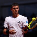 Juan Manuel Cerúndolo celebra un triunfo histórico en Roland Garros tras avanzar de ronda en el Grand Slam parisino.