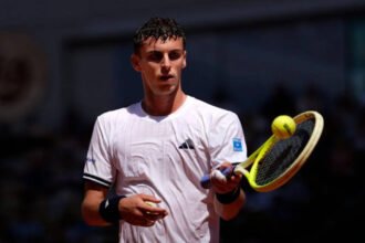 Juan Manuel Cerúndolo celebra un triunfo histórico en Roland Garros tras avanzar de ronda en el Grand Slam parisino.
