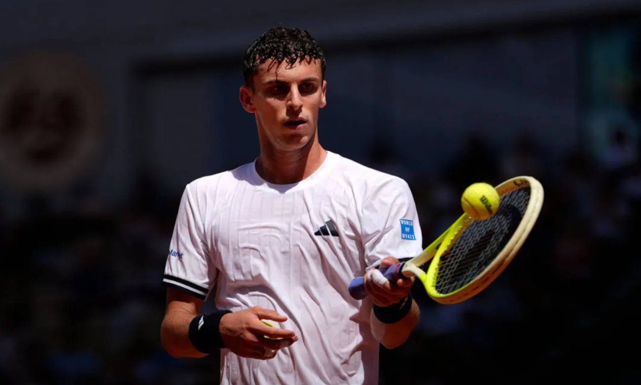 Juan Manuel Cerúndolo celebra un triunfo histórico en Roland Garros tras avanzar de ronda en el Grand Slam parisino.