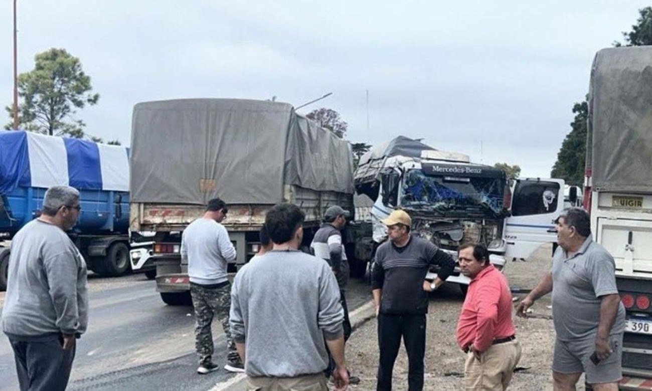 Camiones involucrados en un choque frontal sobre la Ruta 33 en el sur santafesino, con importantes daños materiales. Foto de archivo.