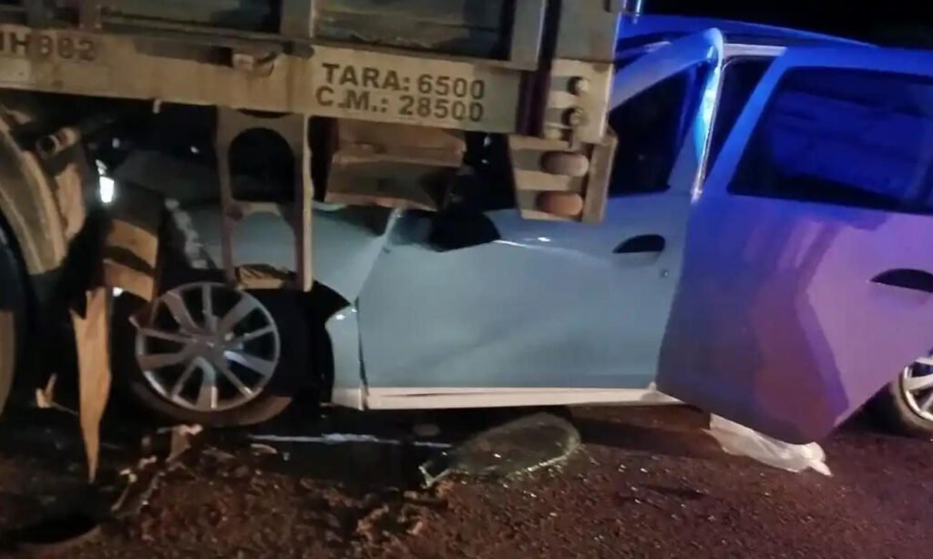 Así quedó el Renault Logan de la PDI luego del brutal impacto contra un acoplado estacionado sobre la Ruta 98 durante la madrugada.
