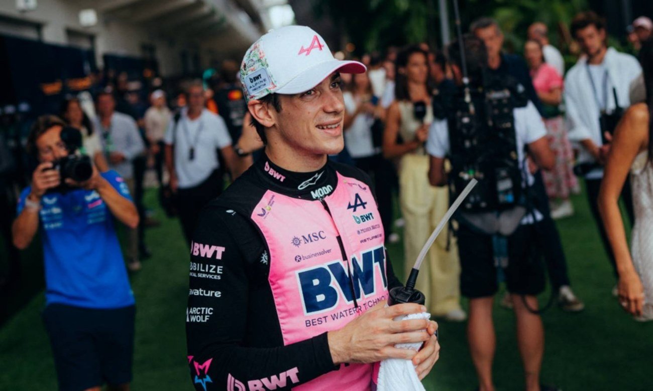 : Franco Colapinto durante una jornada oficial de Fórmula 1 con Alpine, en plena actividad dentro del paddock de la Máxima.