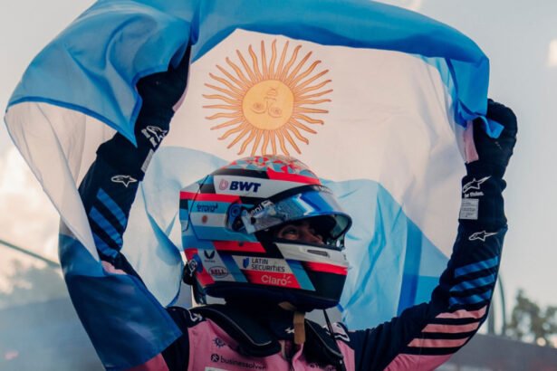 Franco Colapinto y el orgullo argentino en una imagen que refleja el acompañamiento de los fanáticos. Foto de archivo.