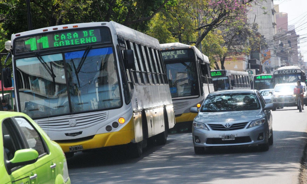 Colectivos del transporte urbano circulan por el microcentro de la ciudad de Santa Fe. Foto de archivo.