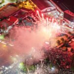 Vista panorámica de los festejos de aniversario de Colón en el estadio Brigadier López, con miles de hinchas acompañando la celebración rojinegra. Foto: archivo / @obsesivamente.