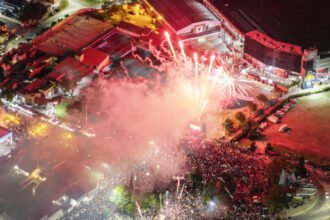 Vista panorámica de los festejos de aniversario de Colón en el estadio Brigadier López, con miles de hinchas acompañando la celebración rojinegra. Foto: archivo / @obsesivamente.