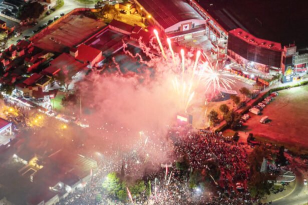 Vista panorámica de los festejos de aniversario de Colón en el estadio Brigadier López, con miles de hinchas acompañando la celebración rojinegra. Foto: archivo / @obsesivamente.