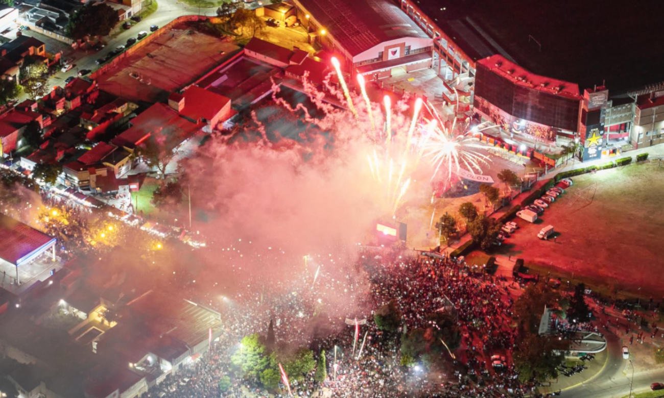 Vista panorámica de los festejos de aniversario de Colón en el estadio Brigadier López, con miles de hinchas acompañando la celebración rojinegra. Foto: archivo / @obsesivamente.